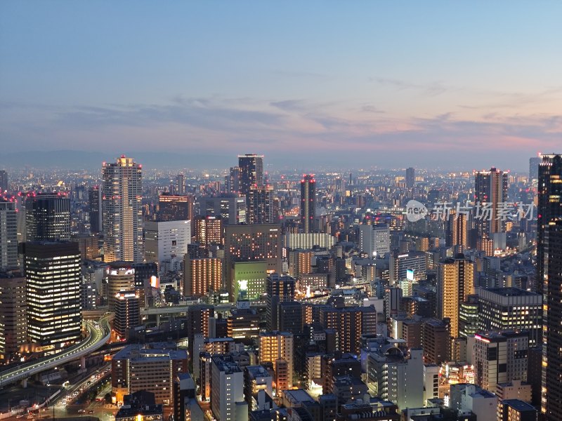 大阪灯火辉煌的都市夜景全景