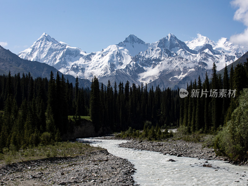 新疆伊犁夏塔，雪山森林河流的自然风景