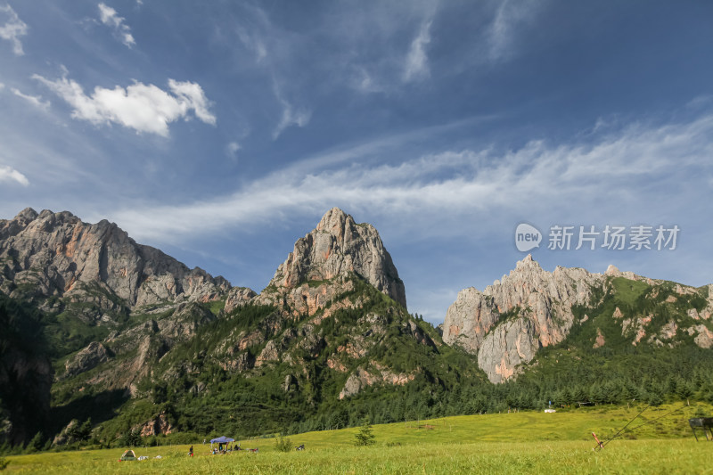 云雾缭绕下的草原山峰