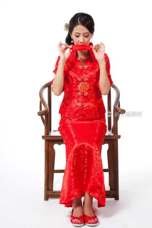 棚拍身穿中国传统服装的年轻女人涂口红