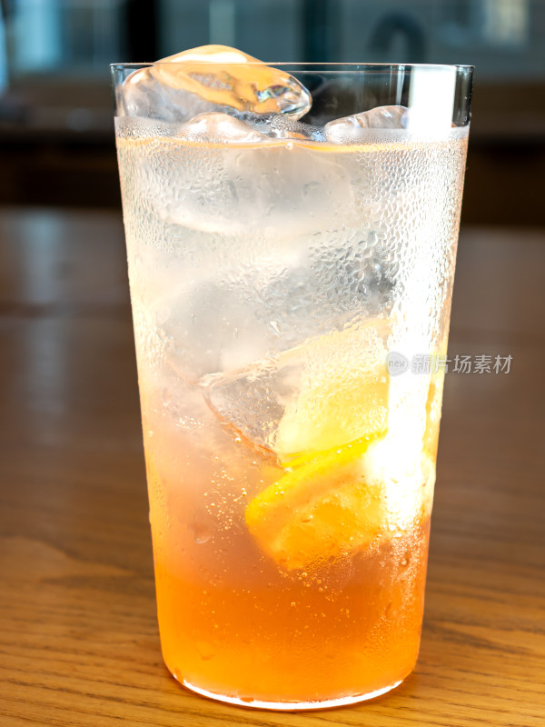 冰镇橙色气泡饮品