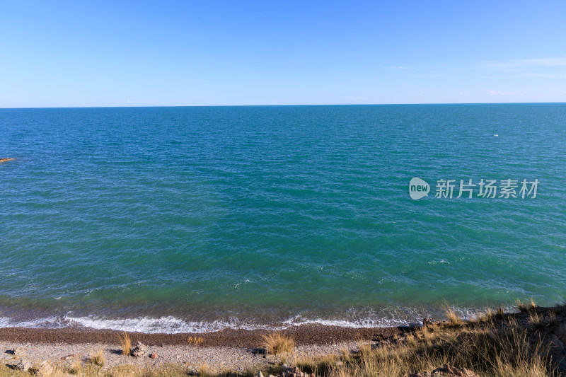 青海湖断崖景区高原圣湖蓝天白云