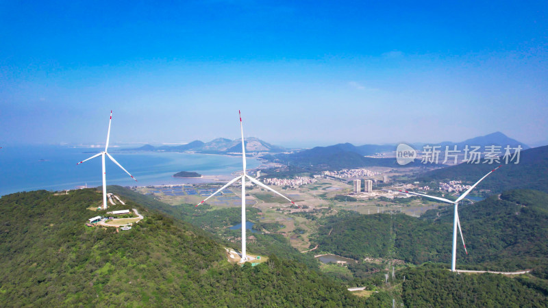 海上岛屿风车新能源发电航拍图