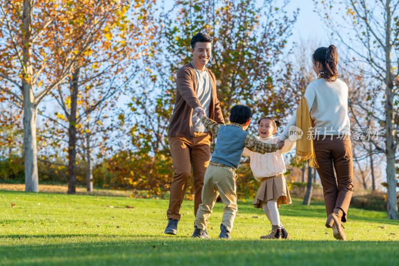 年轻夫妻带着孩子在公园玩耍