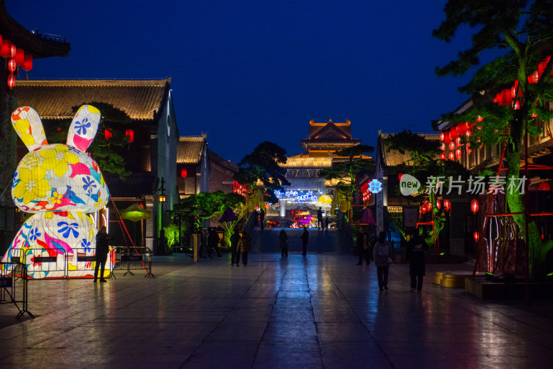 日照莒国古城夜景中式古建筑灯笼装饰