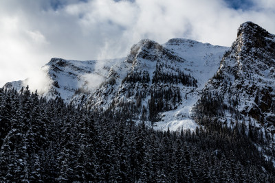 冰雪覆盖的落基山