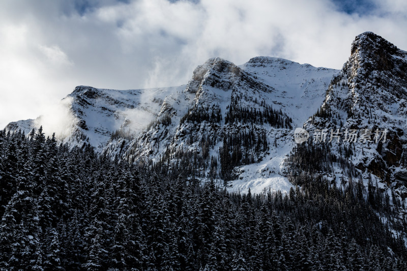 冰雪覆盖的落基山