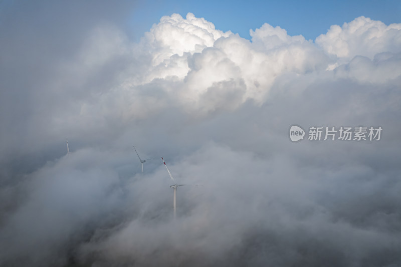 山顶上的风力发电机远景