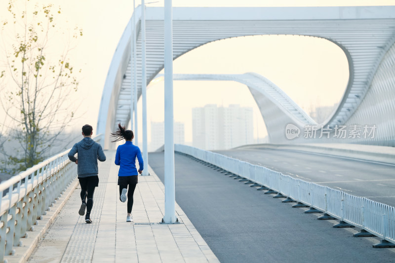 青年情侣户外慢跑