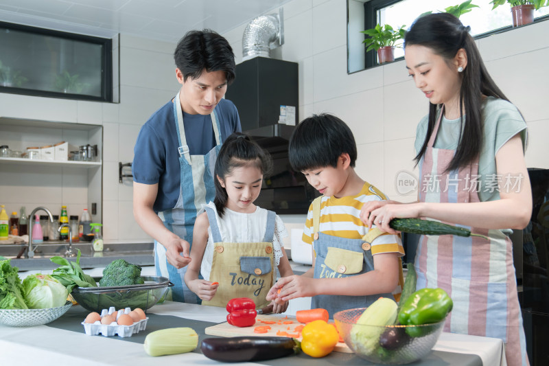 年轻父母教孩子学做饭