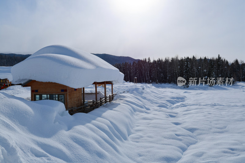 中国新疆阿勒泰禾木冬季雪景白雪覆盖禾木村