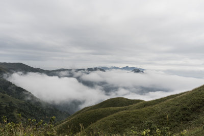 江西武功山云雾缭绕的山间景色