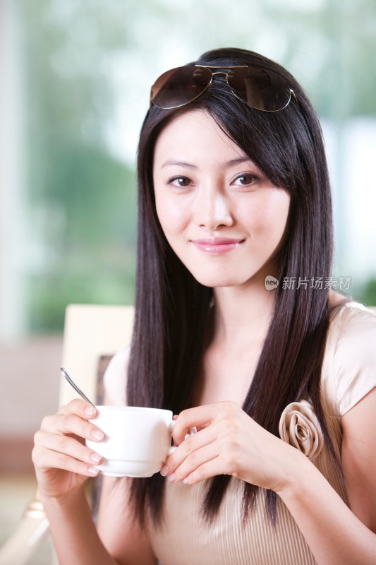 喝咖啡的年轻女人