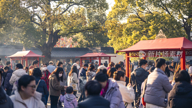 户外庙会场景人群聚集热闹非凡