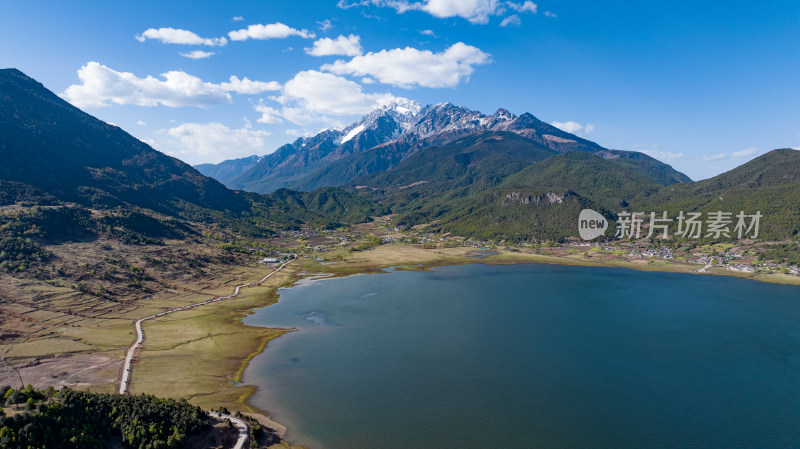 文海村山间湖泊全景，蓝天白云下的自然美景