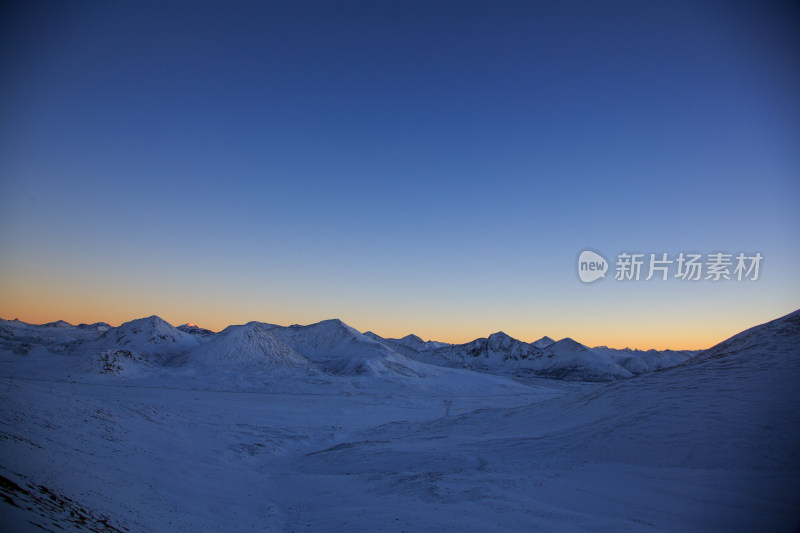 中国西藏冬季雪景米拉山口雪山蓝天