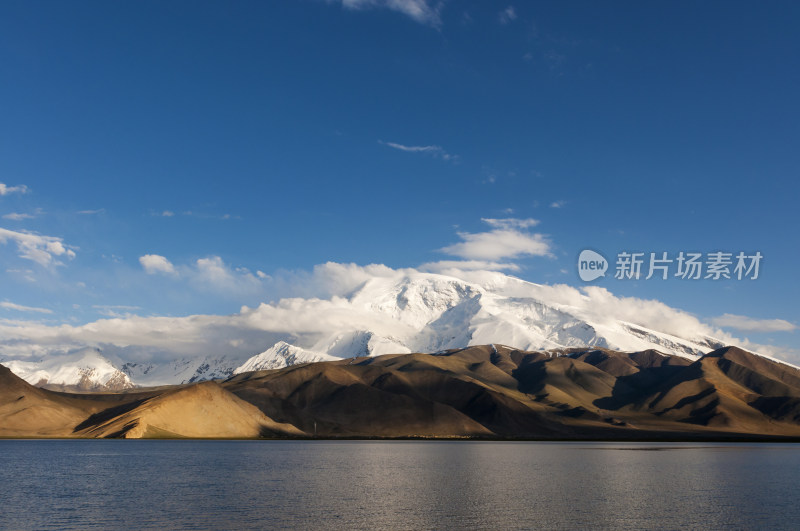 雪山远景