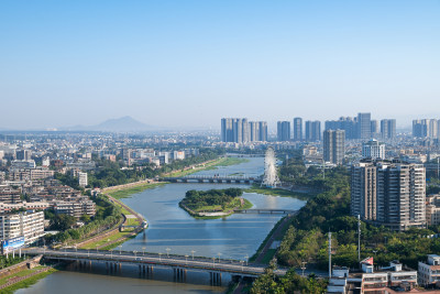 城市河流两岸的高楼景观