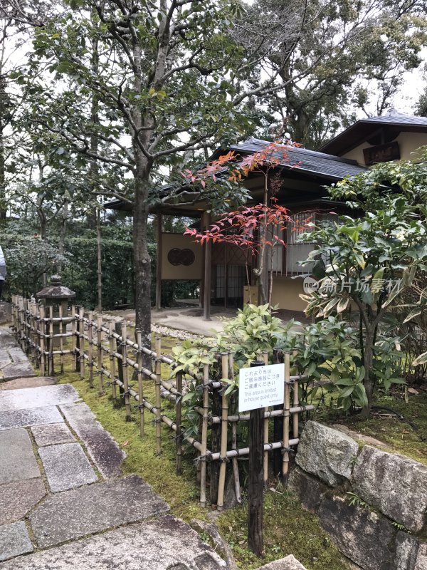 传统日式小屋外的自然景观