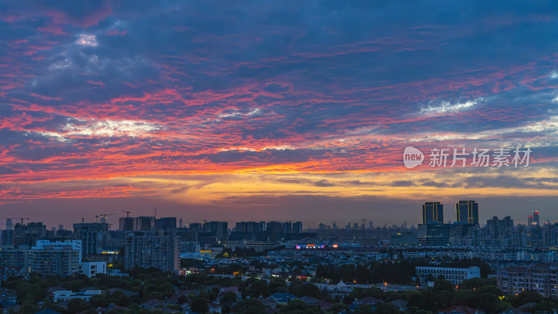 城市上空色彩绚丽的火烧云晚霞景色