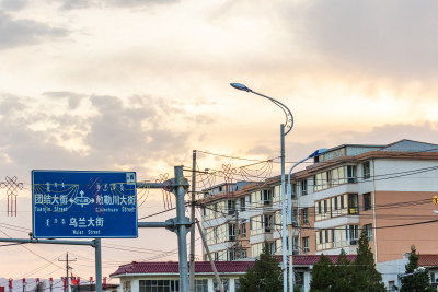 小镇晚霞街景