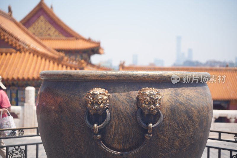 故宫内带兽首环大铜缸景观