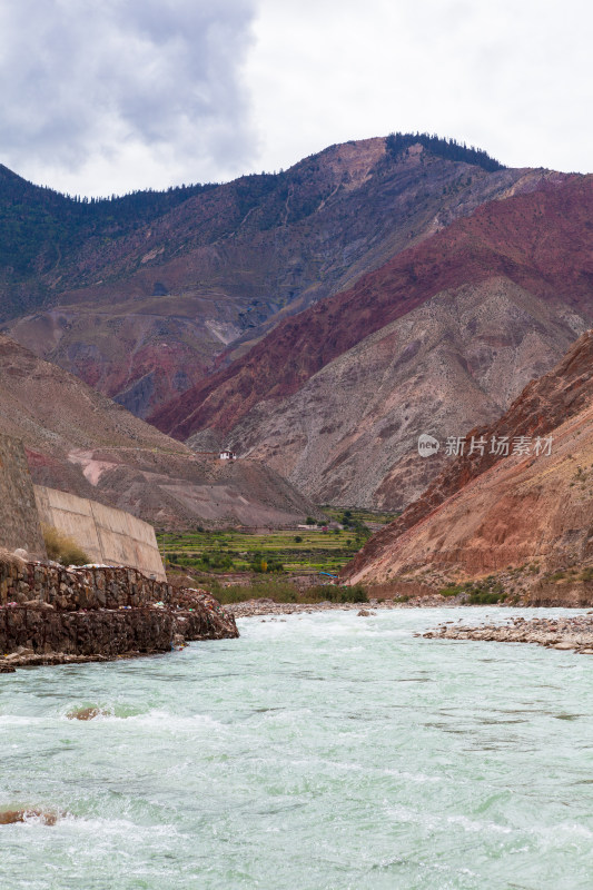 西藏山谷中碧绿的河流