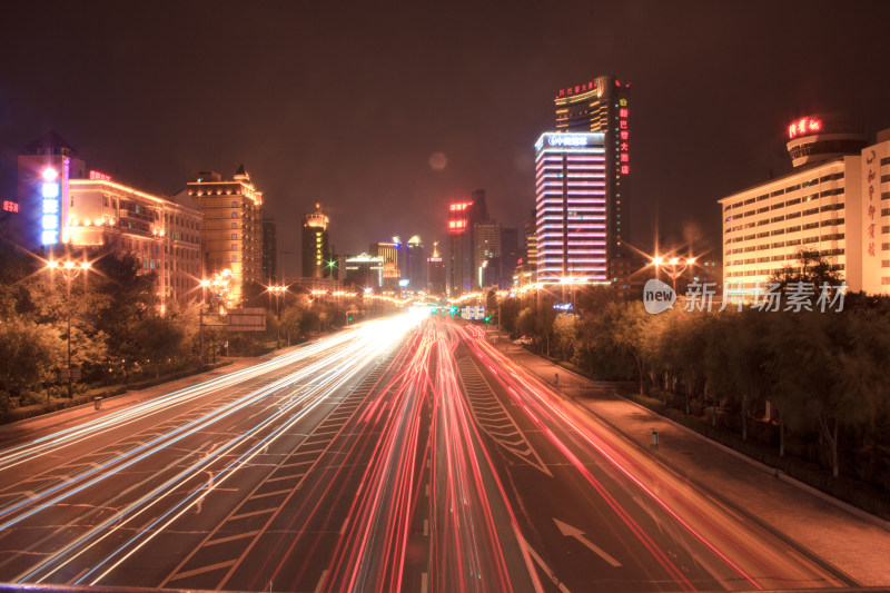 城市夜景俯瞰高楼与街道