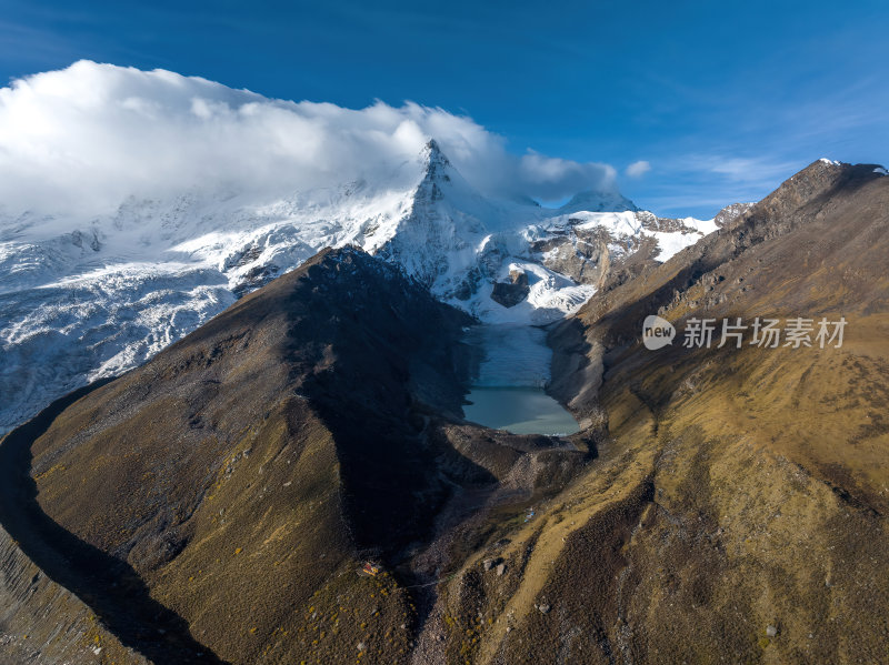 西藏那曲比如萨普神山圣山圣湖冰川航拍