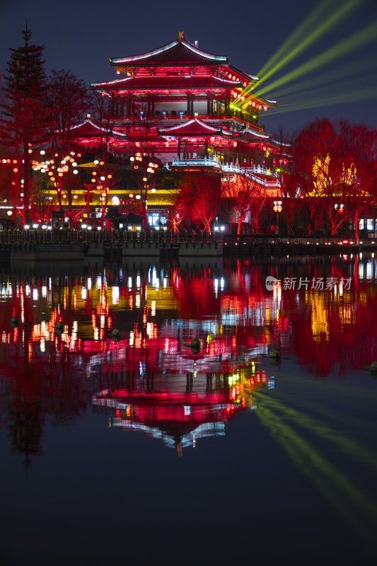 大唐芙蓉园中式古建筑夜景倒影