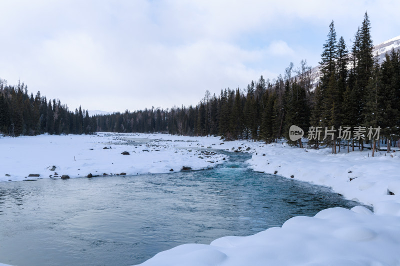 新疆喀纳斯雪景神仙湾冰河晨雾雪山森林雾凇