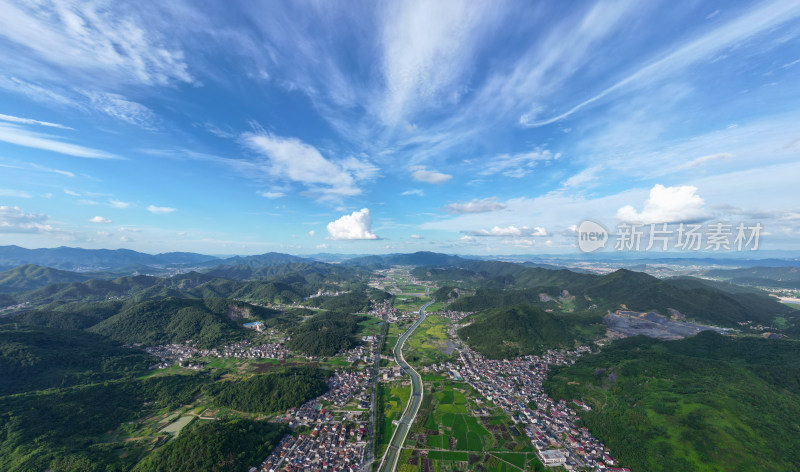 航拍蓝天白云下的青山乡村全景风光