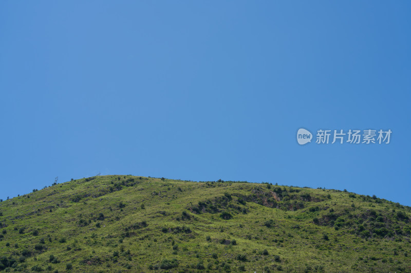 青翠山峦与湛蓝天空