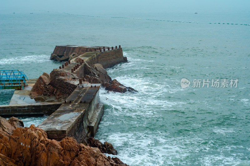 青岛小麦岛景区，伸向大海的长堤