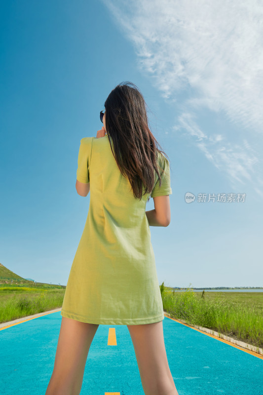 夏日湖边彩色公路上的亚洲少女