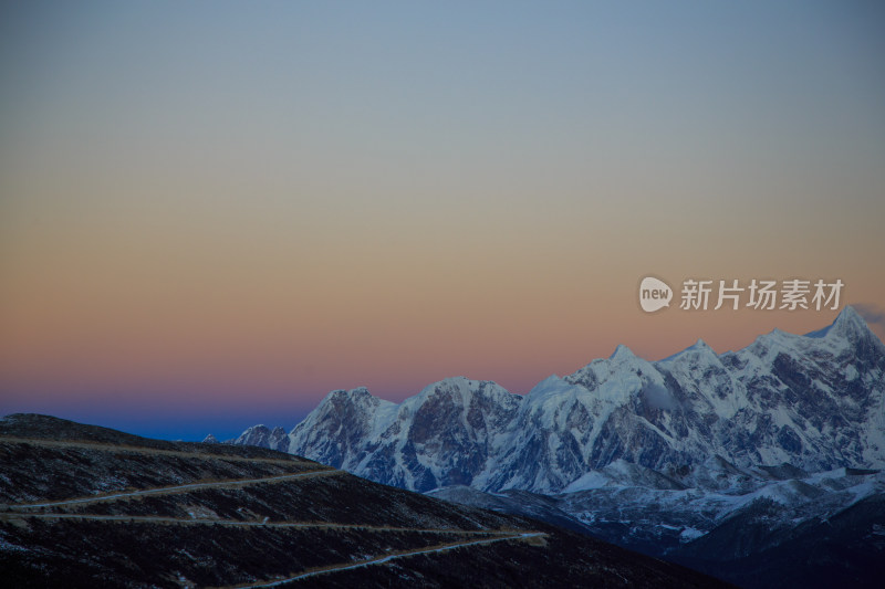 西藏林芝雪景南迦巴瓦峰日照金山雪山夕阳