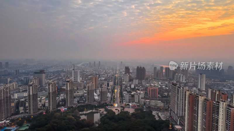 城市日落时分街道全景