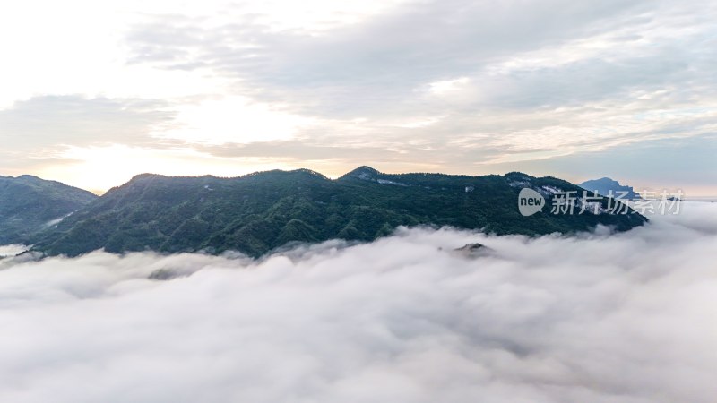 重庆酉阳：“睡佛”山下晨雾浓