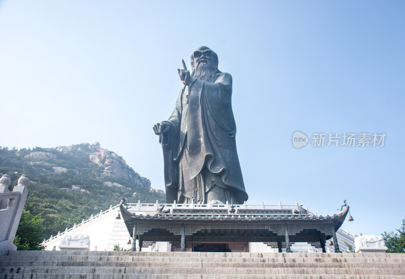 山东青岛崂山景区巨大的老子雕像