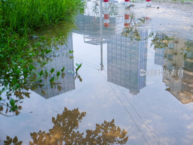 水中的城市倒影