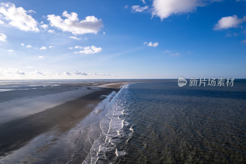 蓝天白云下的北海沙滩海边