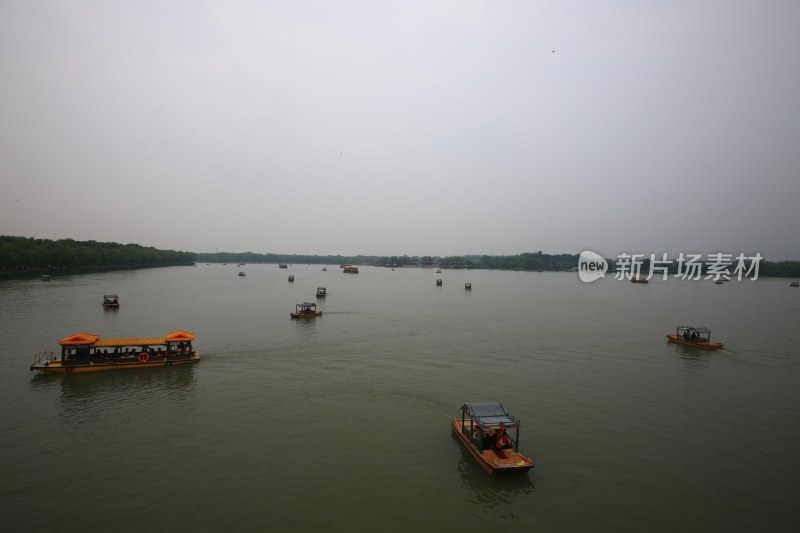 湖面游船全景
