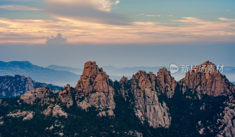 中国青岛崂山，云霞下的山峰