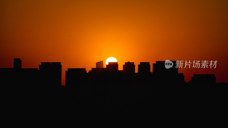 清晨城市高层住宅与日出太阳