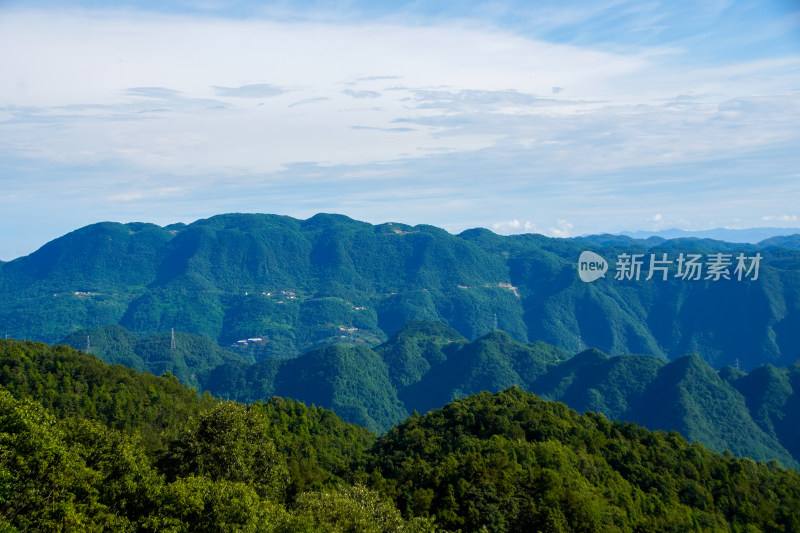 葱茏山脉的壮阔景色