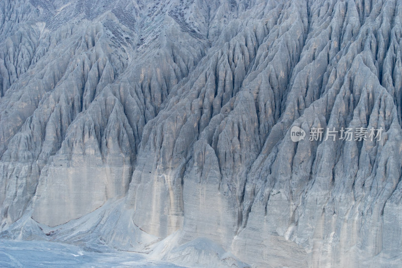 壮观的褶皱山地质风貌