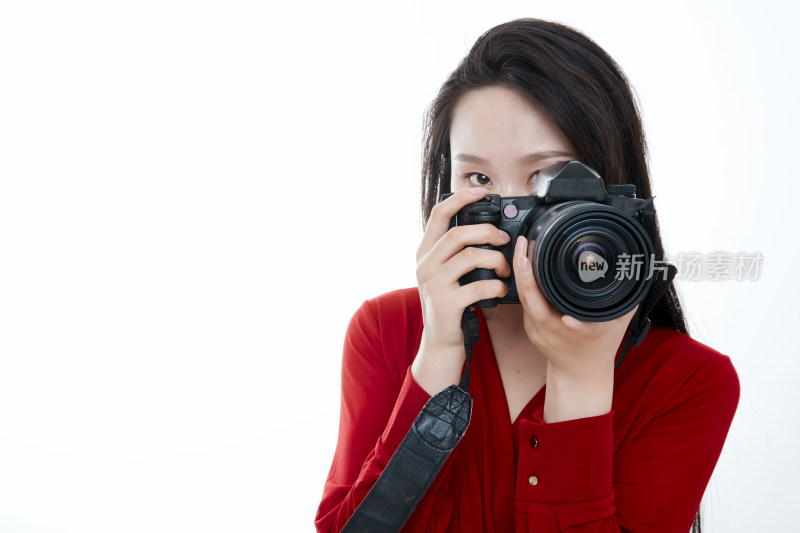 手持相机的亚洲年轻少女的肖像人像