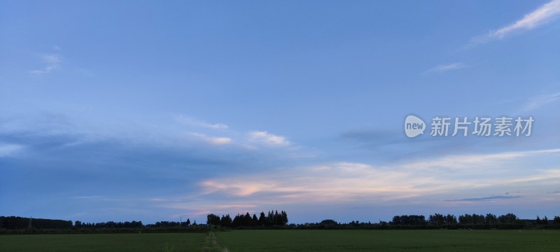 田野上的广阔天空自然风景全景