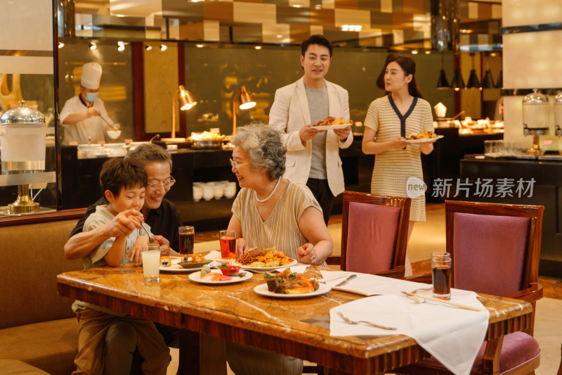 幸福家庭在餐厅吃自助餐