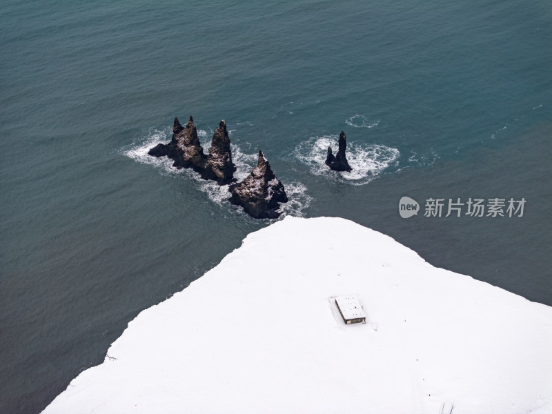 冰岛北极圈维克小镇黑沙滩岩石奇观雪景航拍